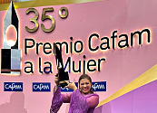 Nadia Sánchez, presidenta y fundadora de la Fundación She Is, es galardonada con el Premio Cafam a la Mujer 2024