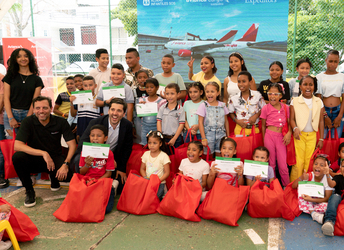 Avianca y Expeditors entregan kits escolares, fabricados con materiales aprovechables de la operación, a niños en Cartagena