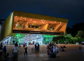 De parqueadero a ícono cultural: la Casa de la Música del Parque...