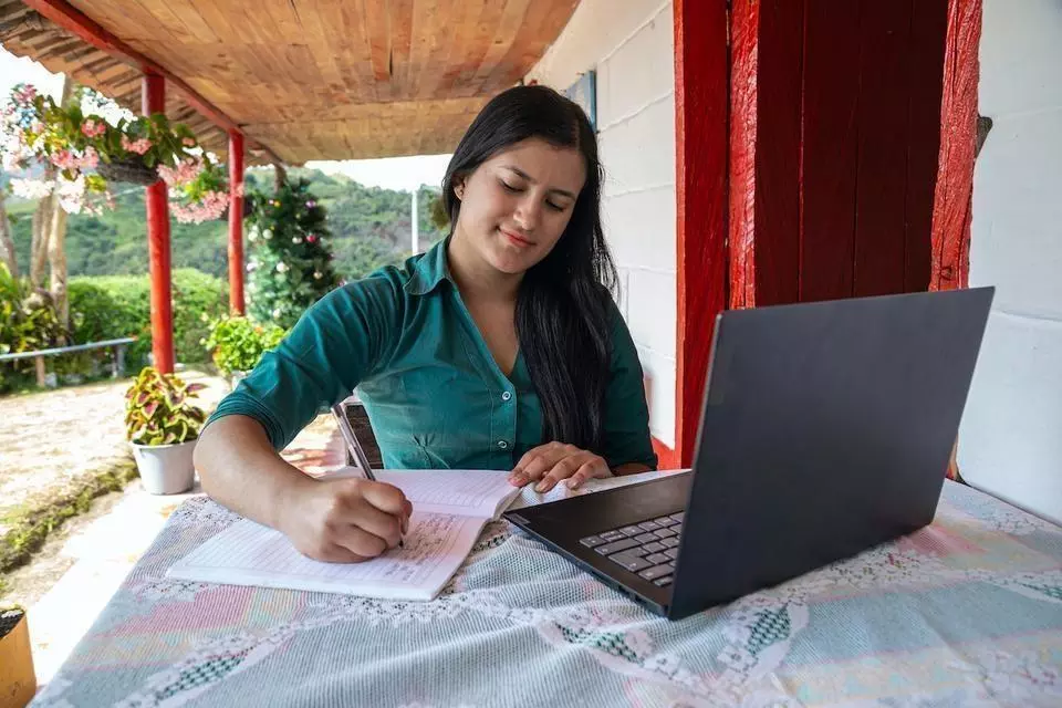 Alejandra atendiendo sus clases desde la virtualidad