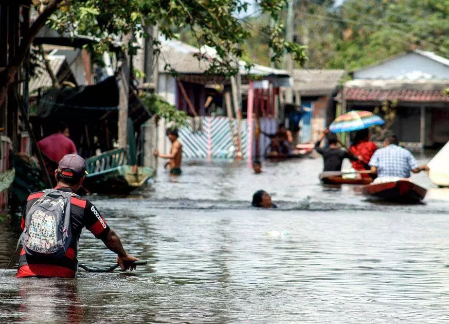 Cacau Pirêra, a village located on the right shore of the Negro river, inin front of the city of Manaus, which is also suffering the impacts of the historic flood.