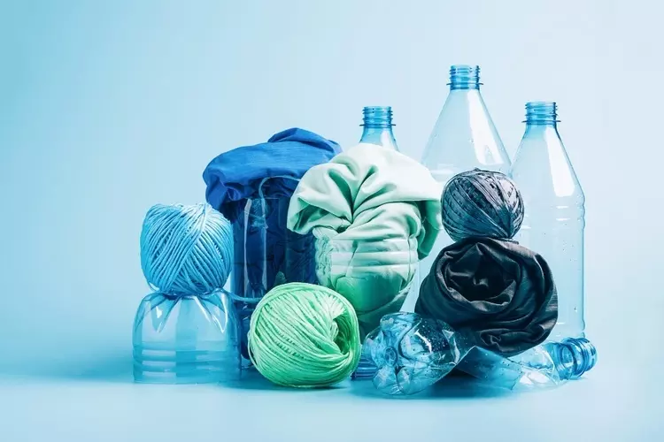 botella plastico vacia varios tejidos hechos tejido sintetico fibra poliester reciclado sobre fondo azul a9f35