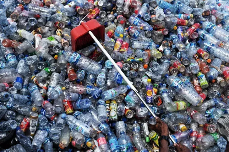 La ONG Surfrider denuncia las "falsas soluciones" de las marcas de moda a la contaminación por plásticos