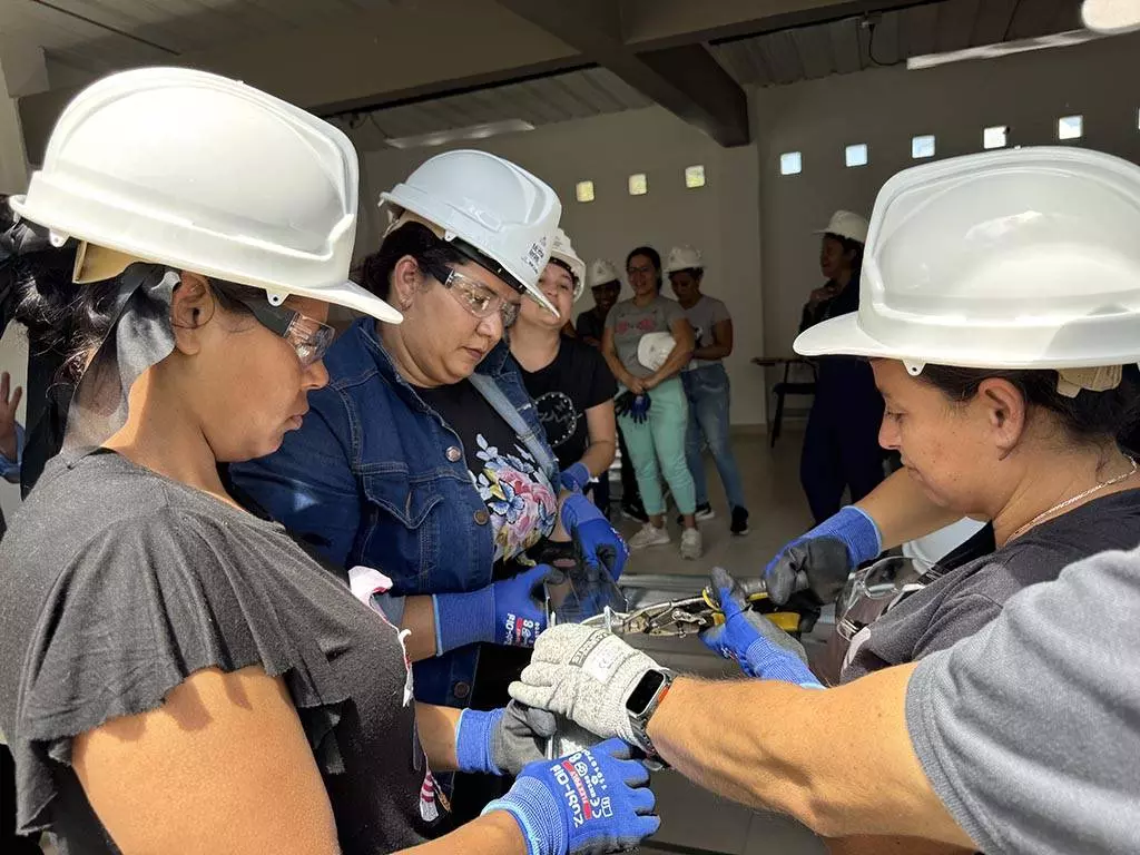 Clases prácticas en construcción de estructuras livianas