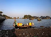 Vietnam inicia una campaña de limpieza para acabar con las toneladas de basura que inundan bahía de Halong