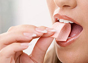 Los chicles liberan cientos de microplásticos en la boca, aunque su impacto es incierto