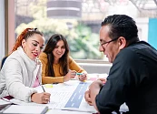 ¿Por qué más del  80% de las organizaciones sociales  en Colombia no logran llegar a los dos años de creación? De instituciones que reciben donaciones y dependen de mecenas;  a emprendimientos sociales y negocios con propósito y que saben cómo monetizar